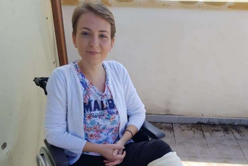 Angela sulla sedia a rotelle, dopo l’intervento con cui i medici di Parigi le hanno ricostruito la gamba