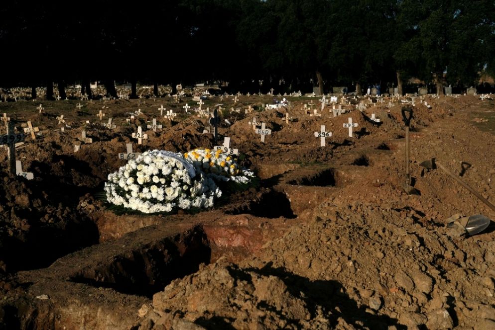 Nuove tombe nel cimitero di Sao Francisco Xavier a Rio de Janeiro - Reuters
