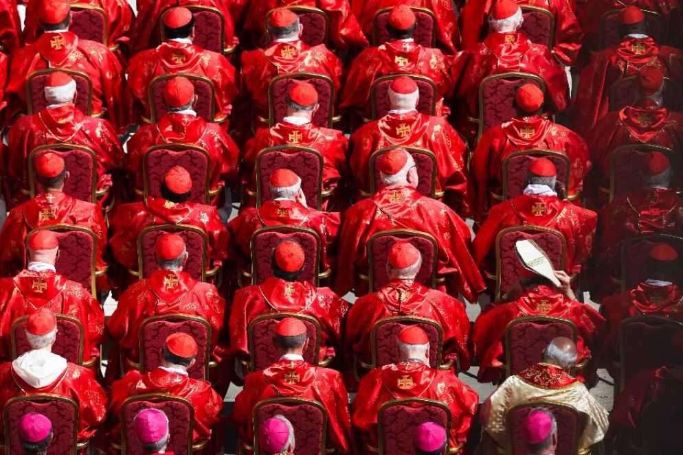 I cardinali seduti sul sagrato durante la Messa: tra loro c'è il già nuovo Papa - marco iacobucci / ipa-agency.net