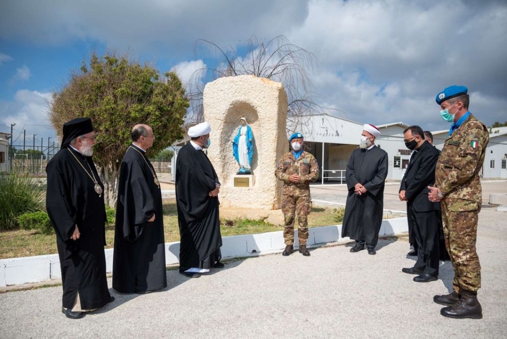 Un momento della preghiera intereligiosa dedicata a Maria nella base Unifil di Shama