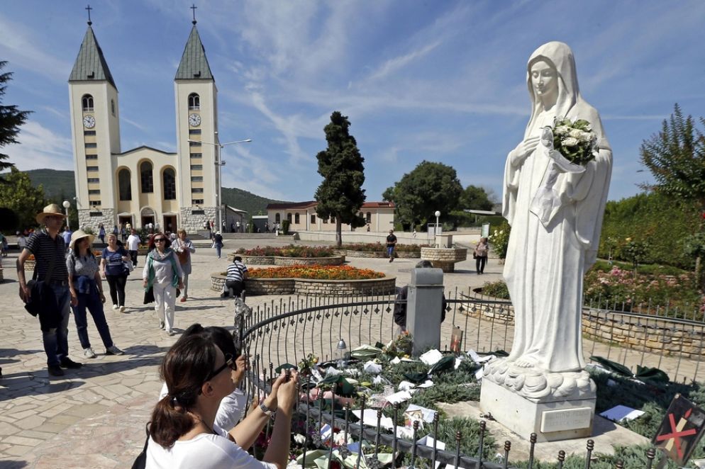 A Medjugorje in preghiera davanti alla statua di Maria - Ansa