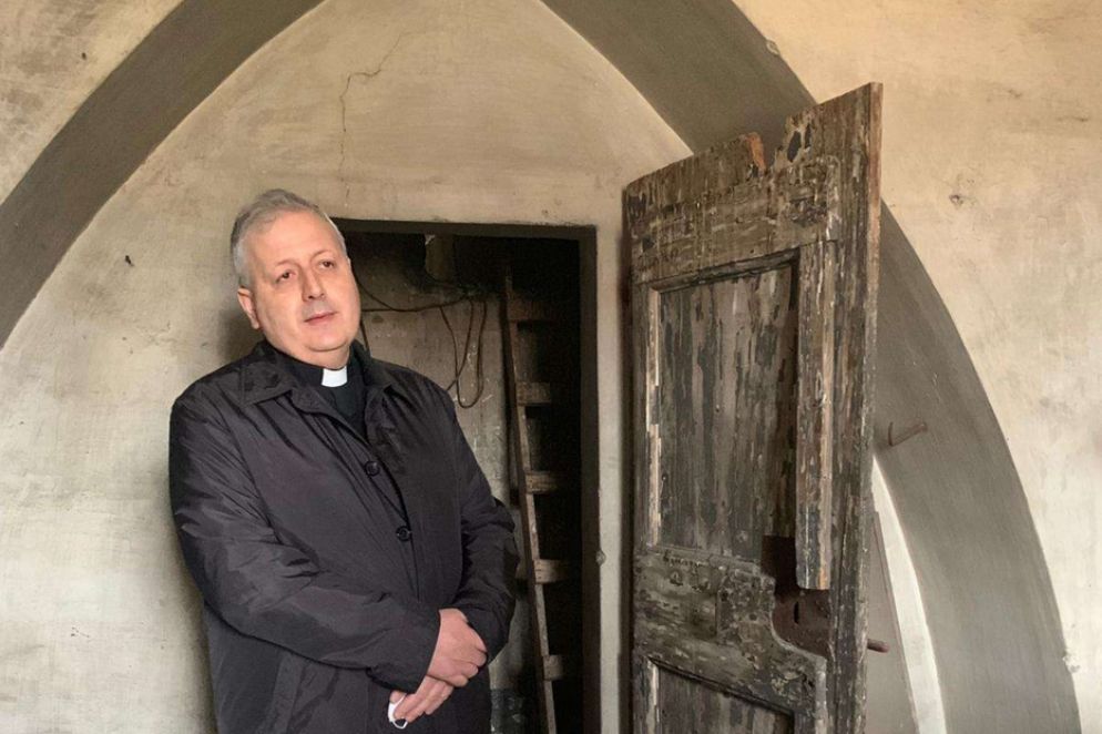 Don Francesco Pesce, parroco della chiesa romana di Santa Maria ai Monti, all'ingresso della scaletta che conduceva al nascondiglio - -