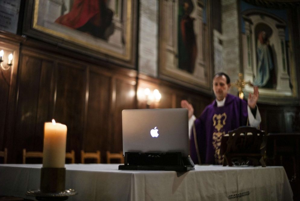 La celebrazione della Messa a porte chiuse - Ansa