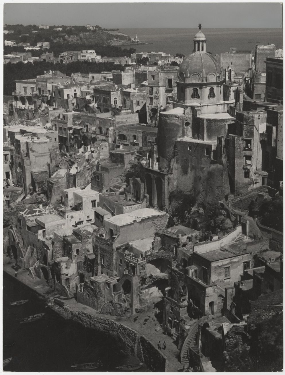 Una immagine di Procida, 1950 circa, pubblicata nel volume “Napoli e il suo golfo" della seconda serie di “Attraverso l’Italia” del Touring Club Italiano - Bruno Stefani