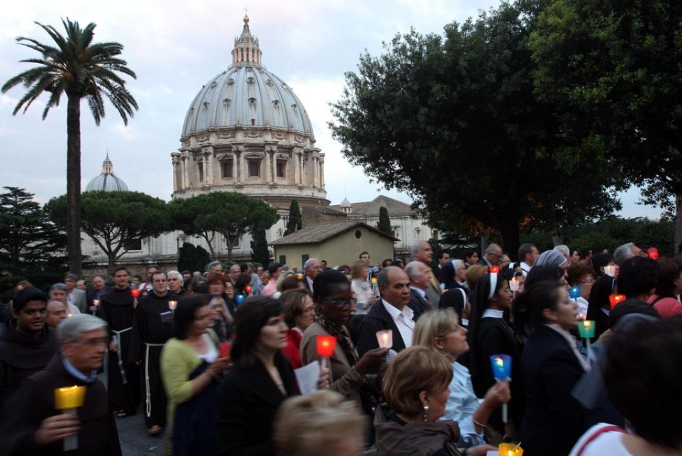 Una precedente edizione della recita del Rosario nei Giardini vaticani - Immagine di archivio
