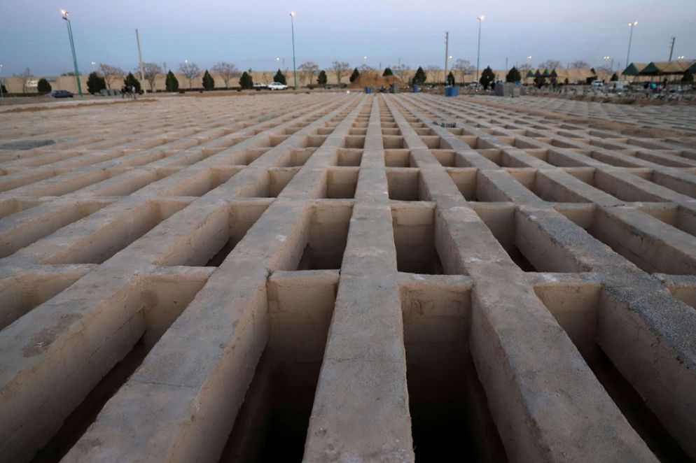 Il cimitero a sud di Teheran dove vengono seppellite le vittime del Covid-19 - Reuters