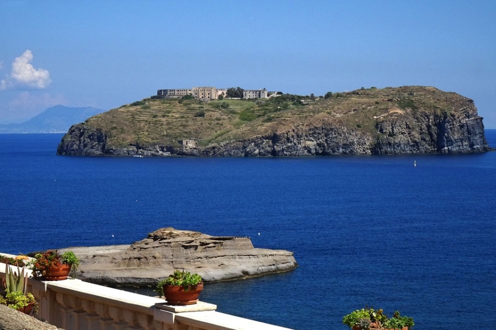 L'isolotto di Santo Stefano col penitenziario borbonico visto da Ventotene - .