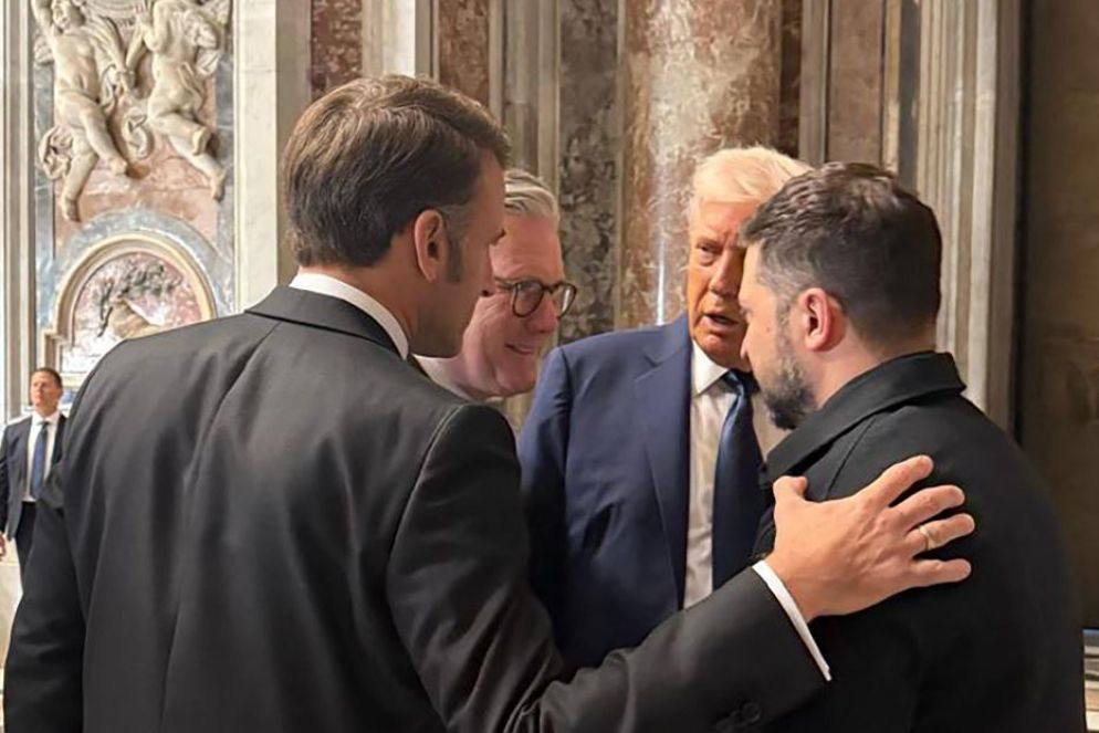 Il momento del primo incontro tra Trump e Zelensky insieme a Macron e Starmer - Ansa