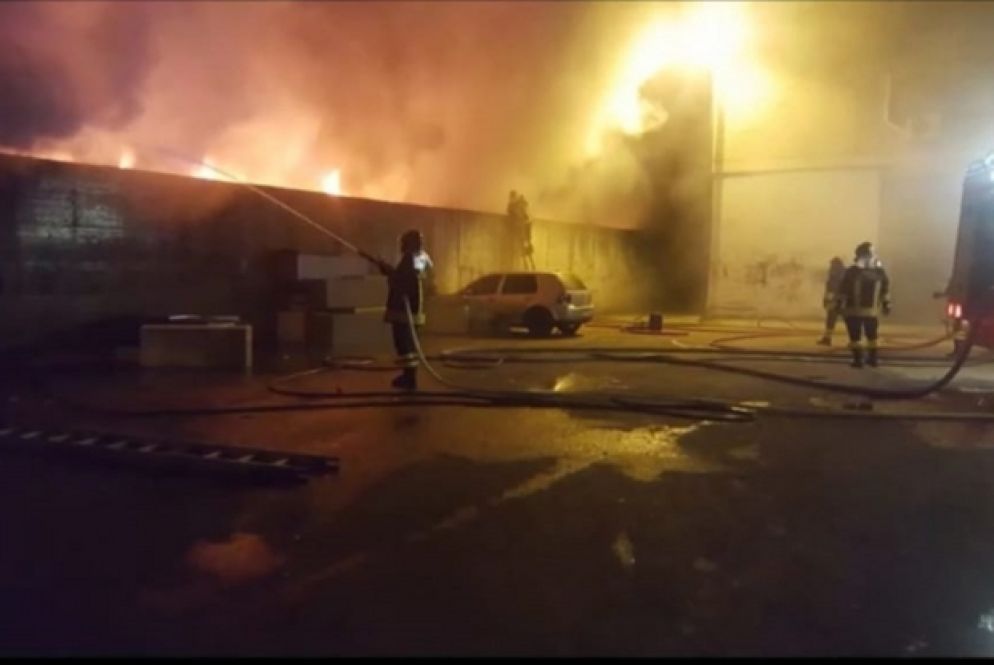 Uno dei tanti incendi che da anni avvelenano la Terra dei Fuochi - Archivio Avvenire