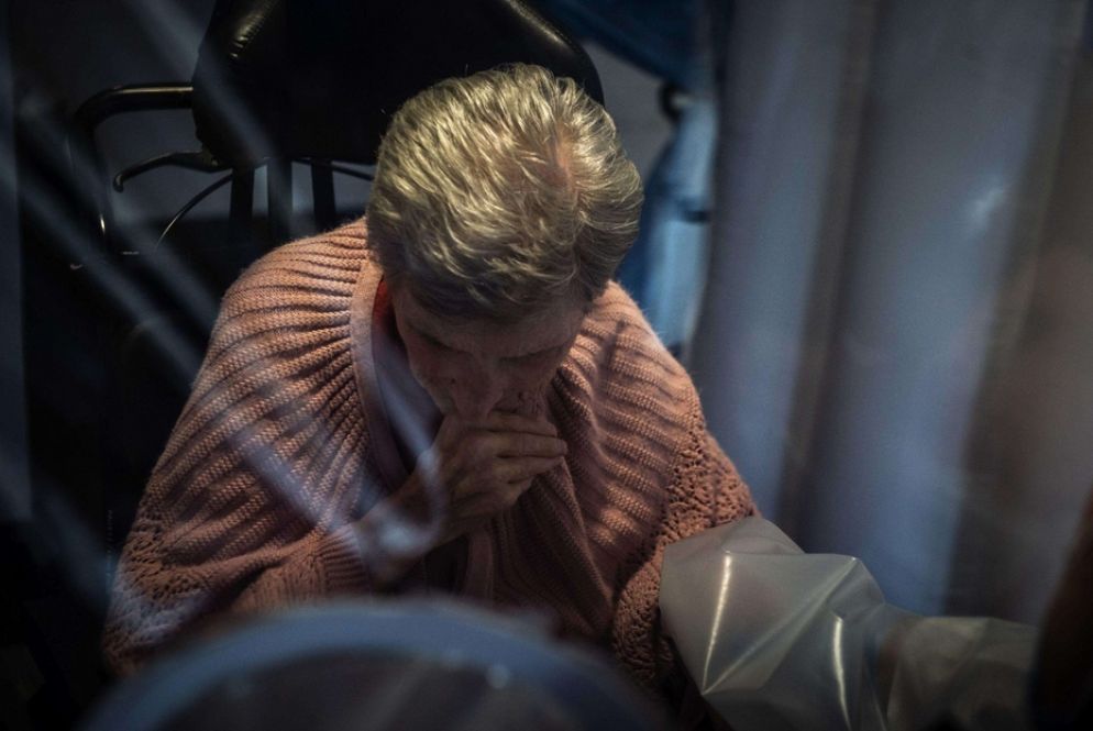 La stanza degli abbracci nella Rsa “Giovanni Paolo II” di Bollate, in provincia di Milano: un luogo per consentire agli ospiti di recuperare il contatto con i parenti, dopo il lockdown. - Ansa