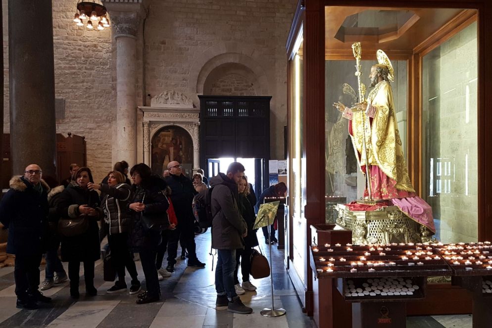 La statua di san Nicola nella Basilica di San Nicola a Bari - Avvenire