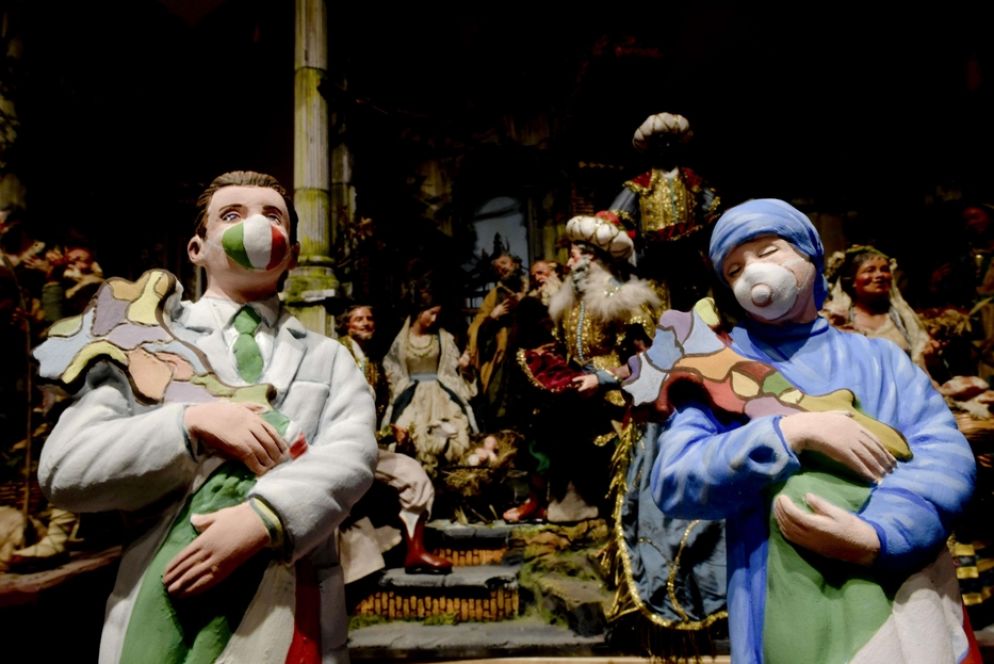 Le statue del presepe con la mascherina nel quartiere di San Gregorio Armeno a Napoli - Ansa
