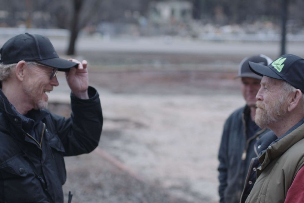 A sinistra il regista Ron Howard con uno dei protagonisti di "Rebuilding Paradise" - National Geographic