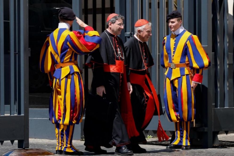 Alcuni cardinali escono dal Vaticano alla fine della Congregazione generale di oggi - ANSA