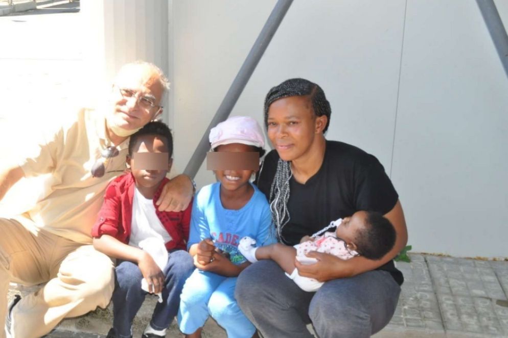 Juniò con la madre e la sorellina - Foto Croce Rossa Italiana