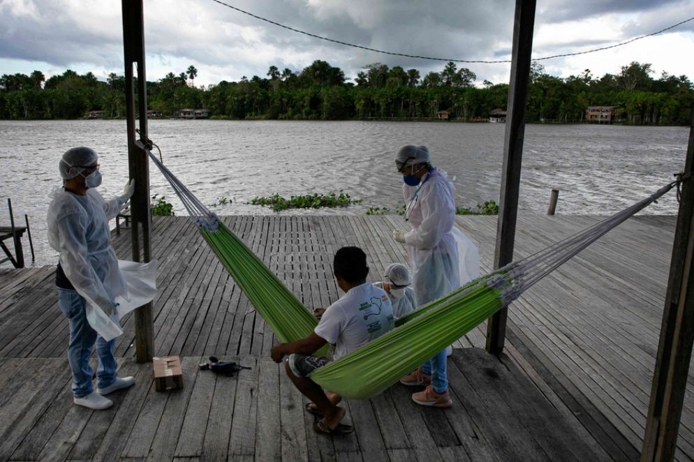 Una squadra di operatori sanitari fa prevenzione lungo il fiume - Ansa