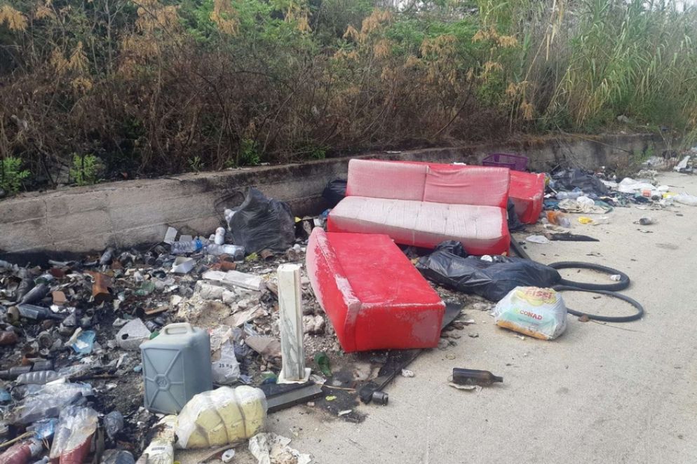 I rifiuti bloccano la strada che conduce alla casa memoriale di Giuseppe Di Matteo - Foto A.M.M