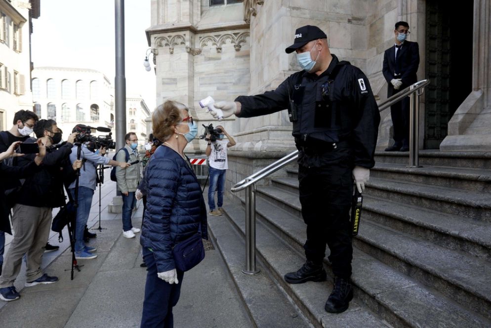 La misurazione della temperatura all'ingresso del Duomo di Milano - Fotogramma