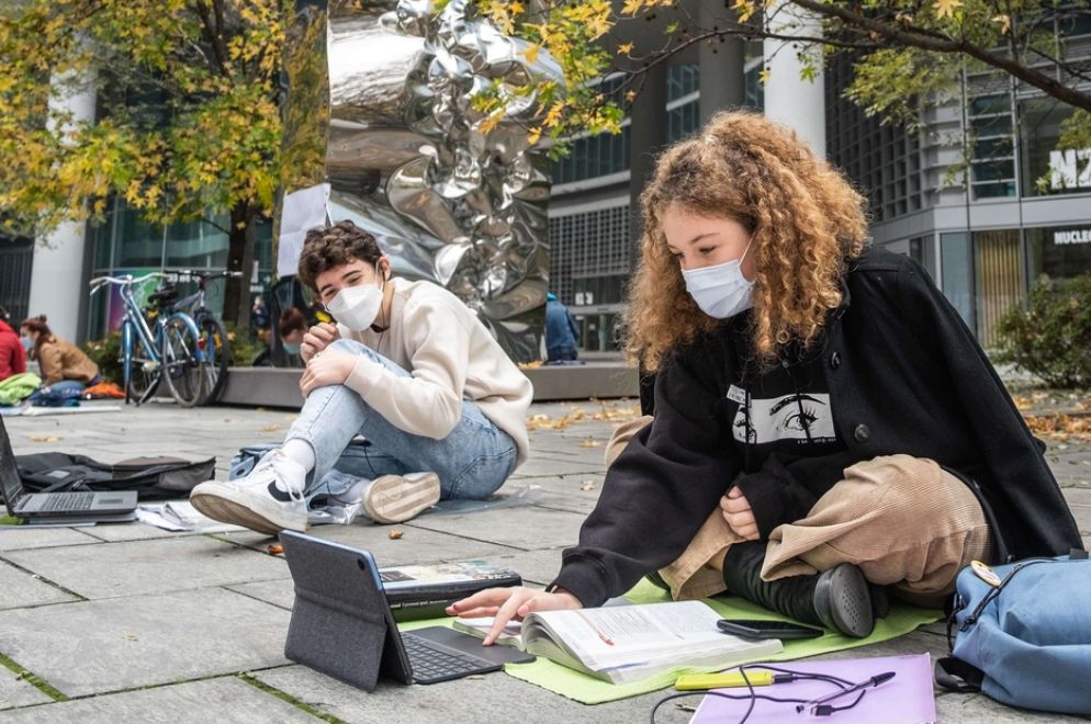 Manifestazione statica degli studenti dei licei milanesi contro la didattica a distanza - Fotogramma