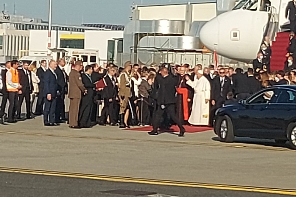 Il Papa appena giunto all'aeroporto di Budapest - foto Muolo