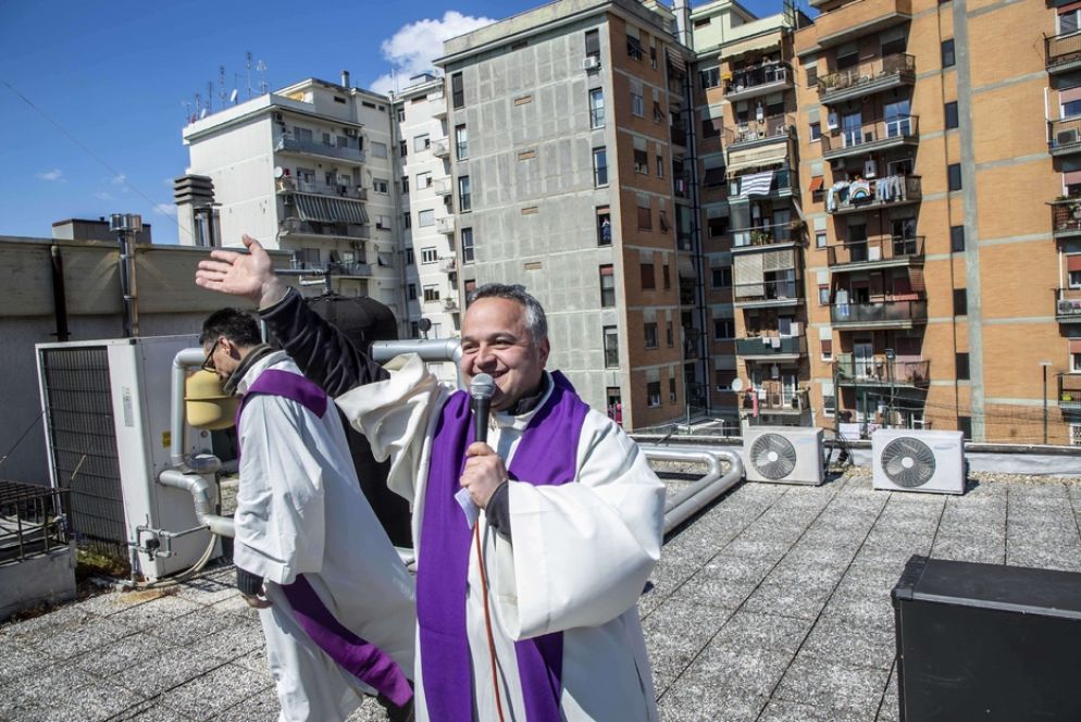 La supplica quotidiana alla Madonna di Pompei dal tetto della parrocchia di Santa Giulia Billiart a Roma - Siciliani