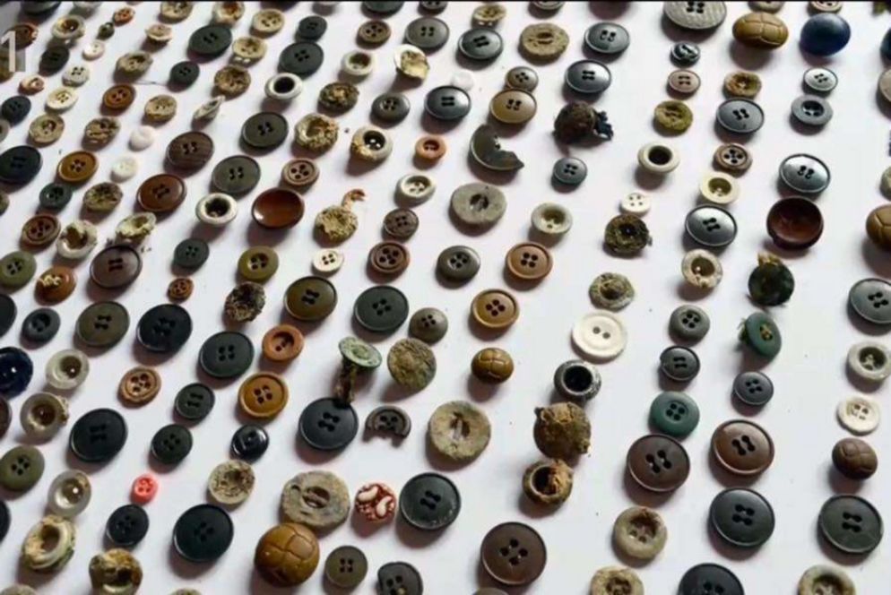 I bottoni recuperati nella Foiba - Foto fornita in conferenza stampa