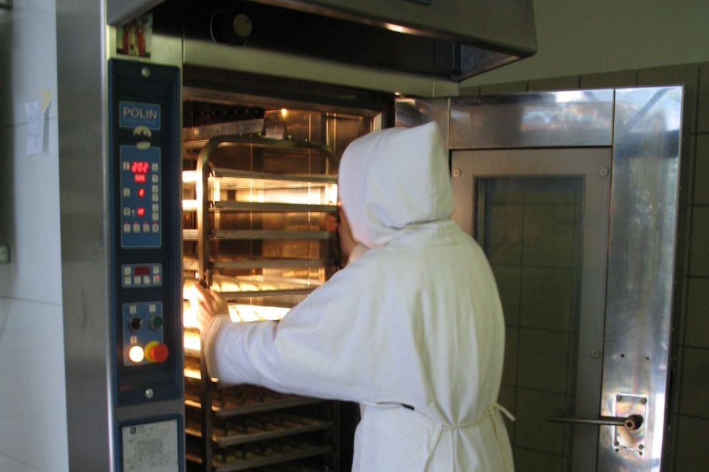 Una sorella impegnata nel biscottificio