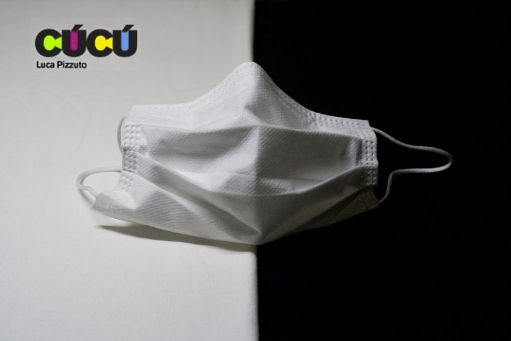 Uno dei tanti manifesti del progetto "Cúcú" ideato da Oliviero Toscani e diffuso per le strade di Milano - Foto di Luca Pizzuto