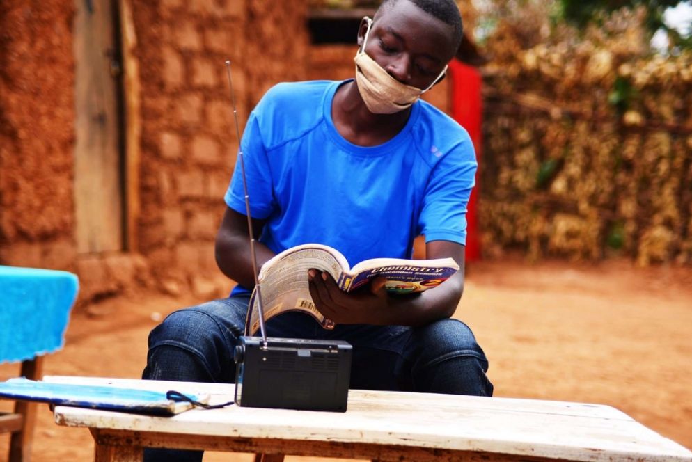 Mascherina, didattica a distanza (via radio) e lezione all'aperto per questo studente ruandese - Avsi