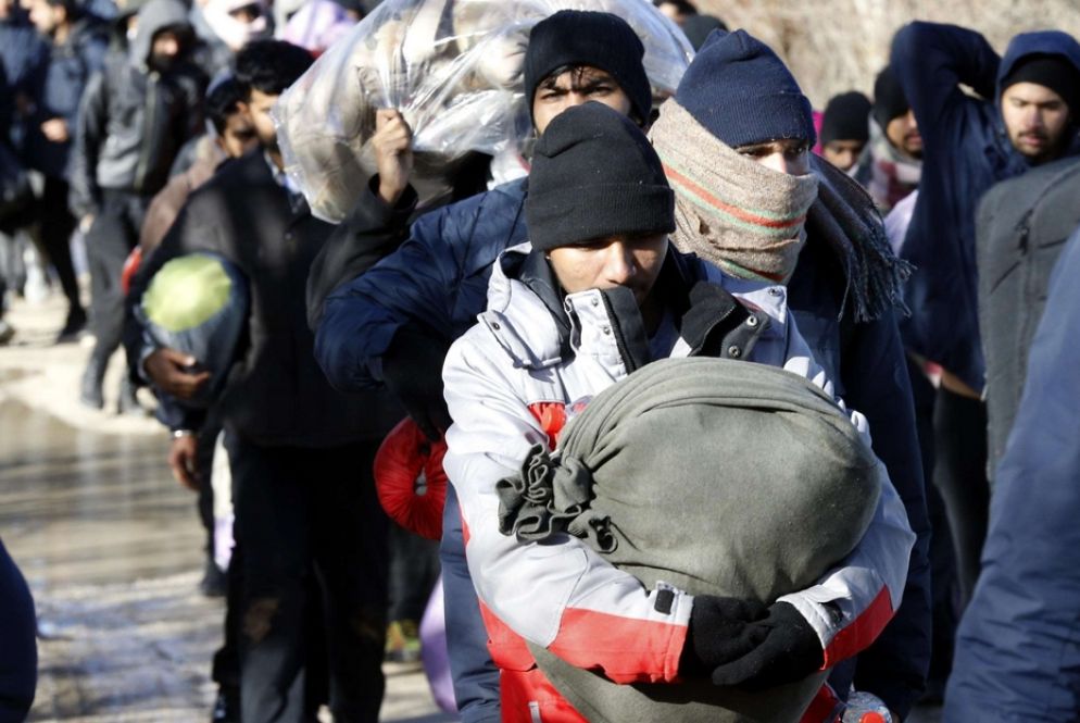 Migranti si allontanano dopo l'incendio che ha distrutto il campo Lipa, a Bihac (Bosnia) - Ansa