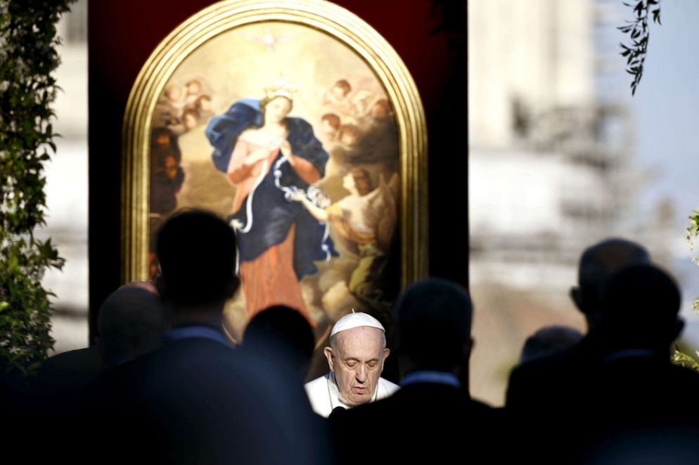 Papa Francesco davanti a una copia del quadro "La Madonna che scioglie i nodi" - Ansa