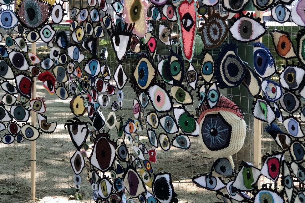 L'opera collettiva Fobia Sociale esposta a Lambrate (Milano) durante lo Yarn Bombing Festival - A.C.