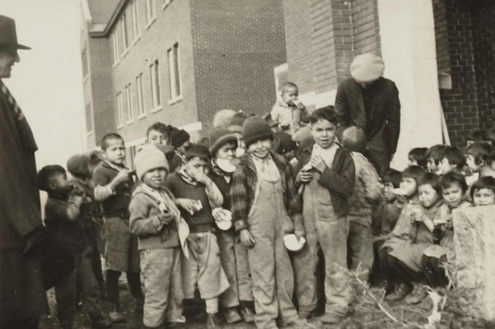 Foto d'epoca degli alunni della Kamloops Residential School che venivano maltrattati e subivano abusi - Ansa
