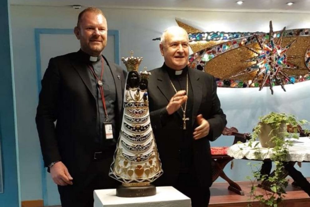 Il cappellano don Martello e l'arcivescovo Di Mauro nella cappella - Lenzi