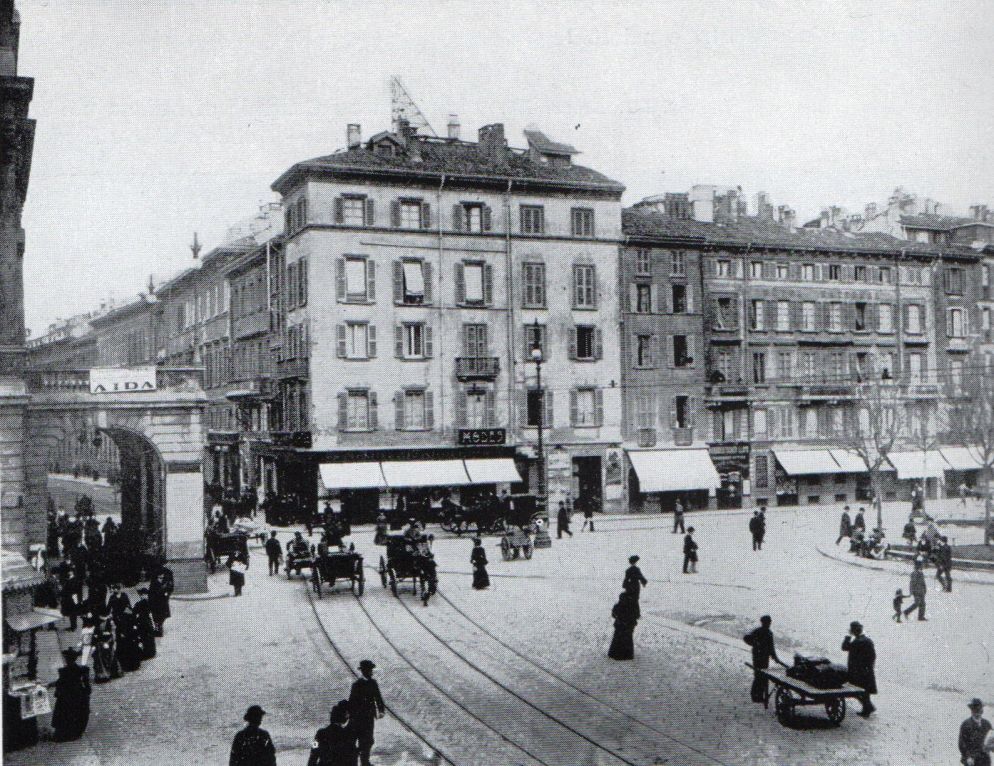 Piazza Scala a Milano nel 1895 - .
