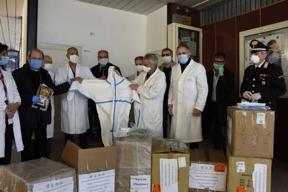 Nelle scatole della Farmacia vaticana c'erano 4mila mascherine, 400 tute e 400 occhiali. Nei prossimi giorni arriveranno anche due respiratori - Per gentile concessione della Diocesi