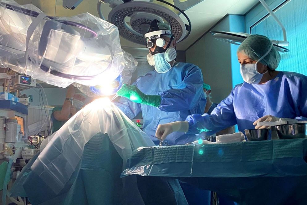 L'operazione è stata condotta da un’équipe diretta dal professor Pietro Mortini, primario neurochirurgo dell’ospedale milanese e ordinario dell’Università Vita-Salute San Raffaele