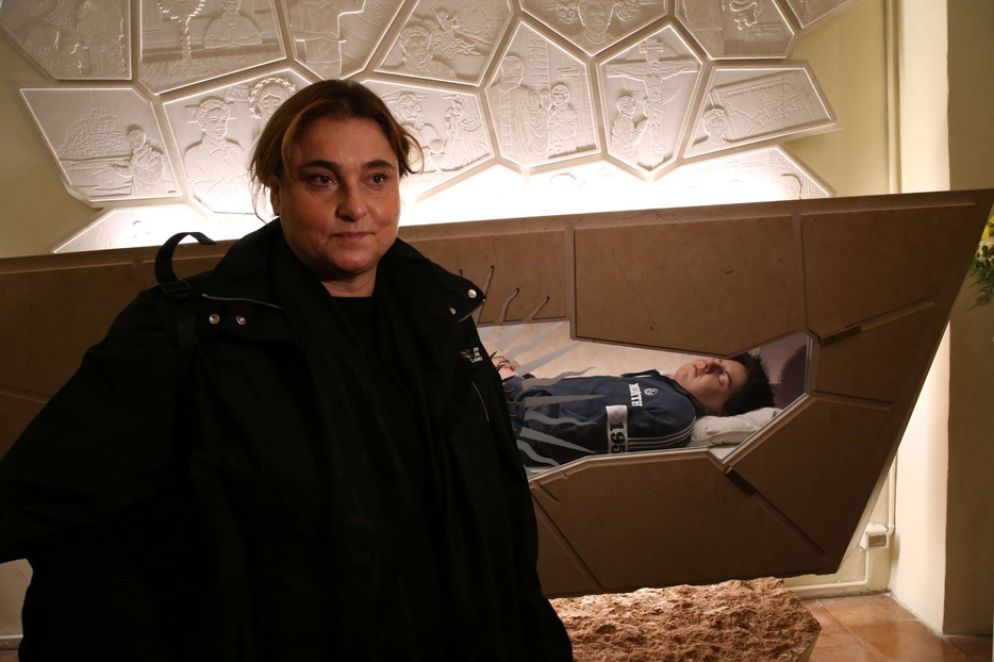 La madre di Carlo Acutis davanti alle sue spoglie - .