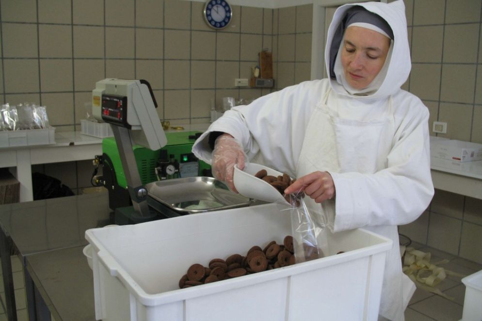 Una sorella impegnata nel biscottificio