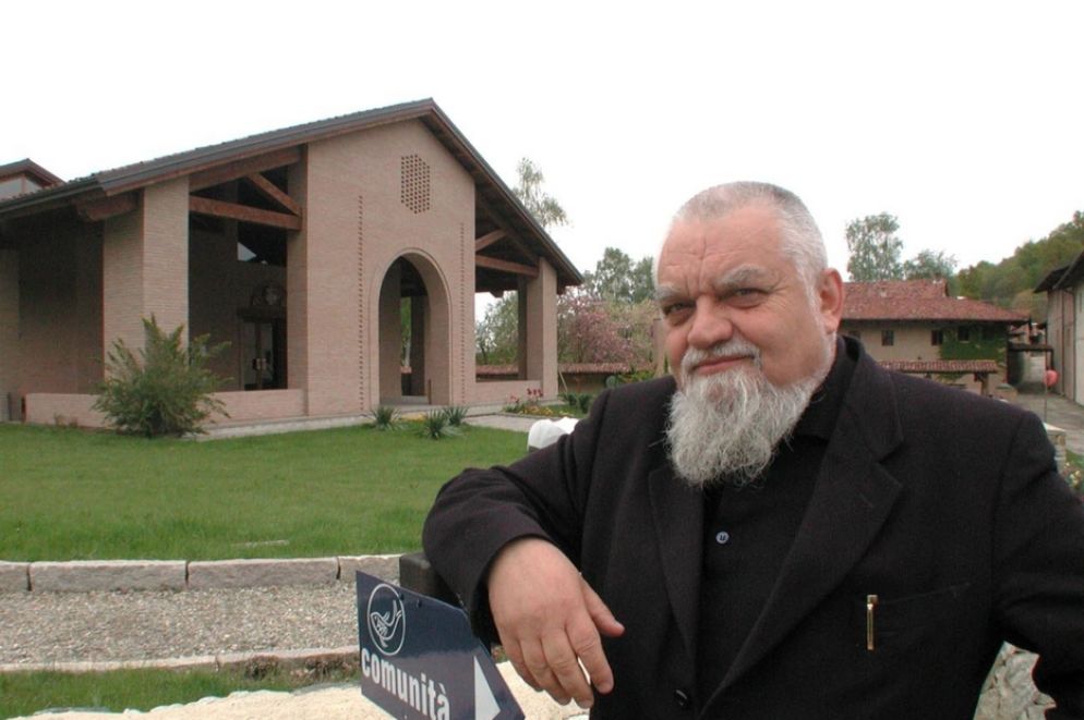 Enzo Bianchi davanti alla Comunità di Bose - Archivio Boato