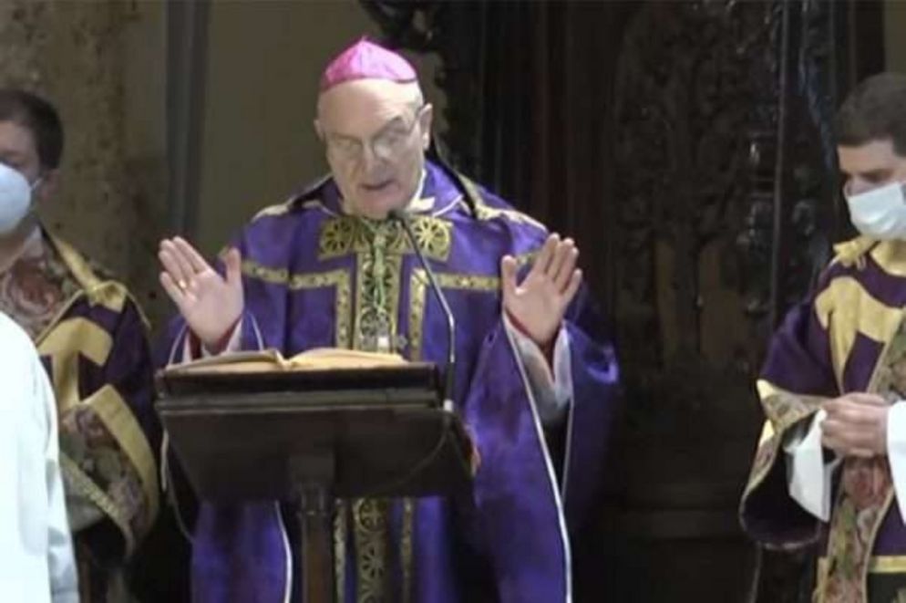 Il vescovo Massimo Camisasca durante i funerali in Sant'Ambrogio - Foto dal sito della Fraternità www.sancarlo.org
