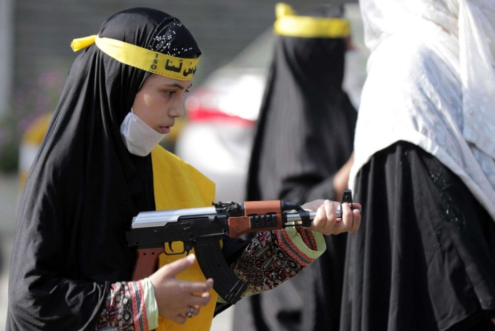 I resti dell'aereo tra le case di Karachi - Ansa