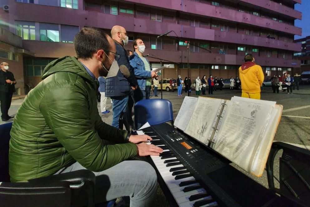 La preghiera del Rosario davanti al reparto Covid dell'ospedale di Reggio Calabria - Avvenire di Calabria