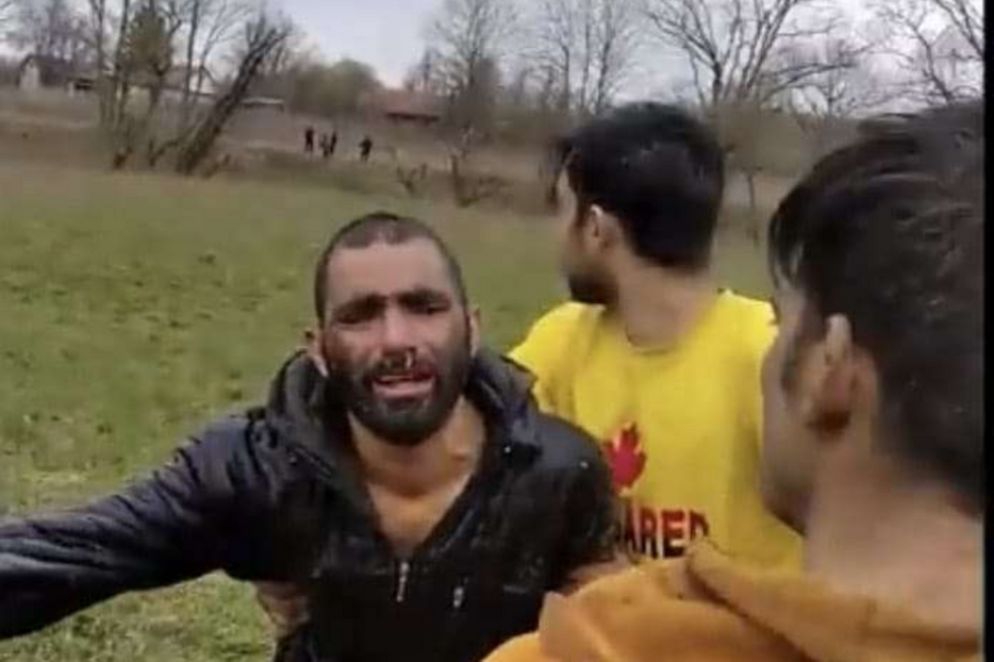 Un fotogramma del video: un migrante fugge dolorante dopo essere stato bastonato dai soldati croati - .