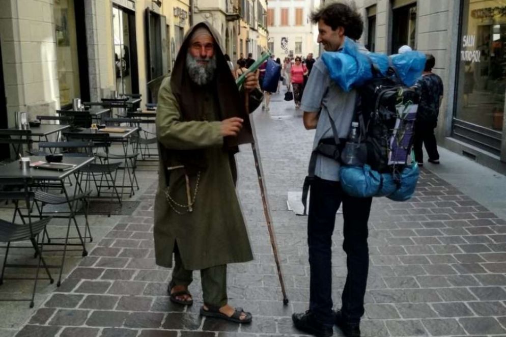 Don Roberto con fratel Biagio, lo scorso anno per le vie del centro storico di Como - Dal sito del Settimanale della diocesi di Como