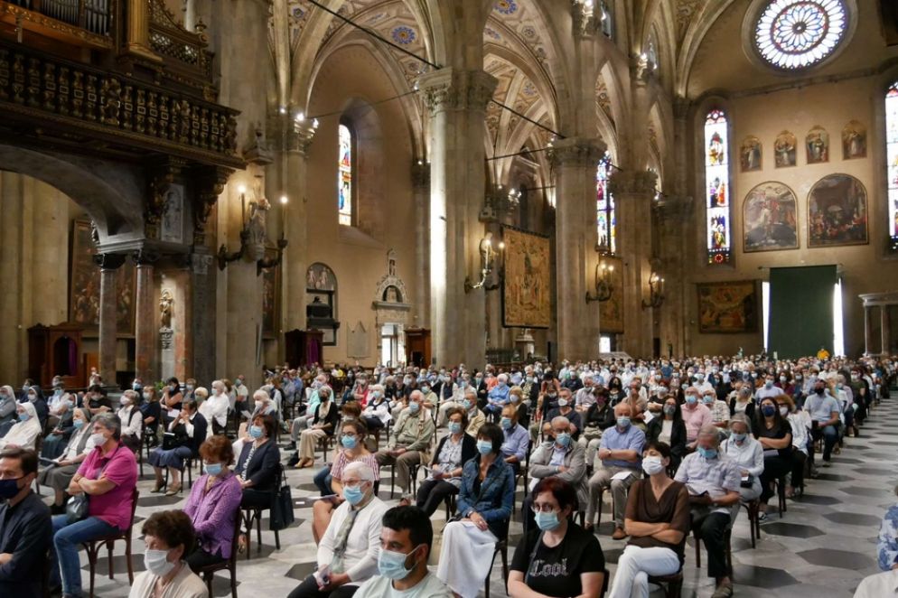 Fedeli nella cattedrale di Como - Michele Luppi