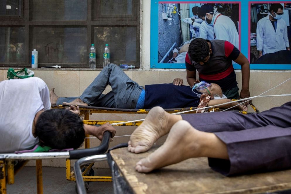 Nelle ultime 24 ore 2.263 persone sono morte per il coronavirus in India, in un contesto di ospedali strapieni e a corto di ossigeno. I servizi funebri sono sommersi: crematori e cimiteri sono ormai a corto di spazio. - Reuters