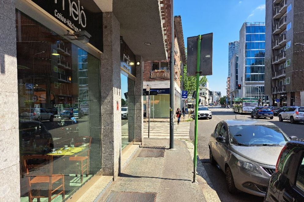 Il locale “Melò”, in via Pola; sullo sfondo, a destra, la sede della Regione Lombardia - .