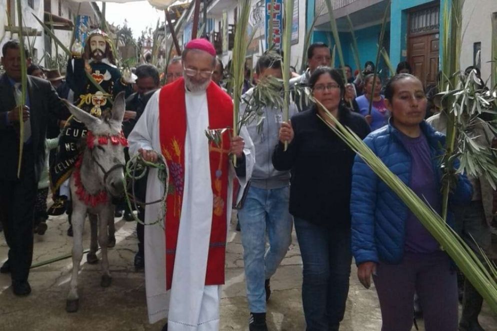 Il vescovo Ivo Baldi Gaburri durante una processione in Perù - Foto La Voce dell'Umbria