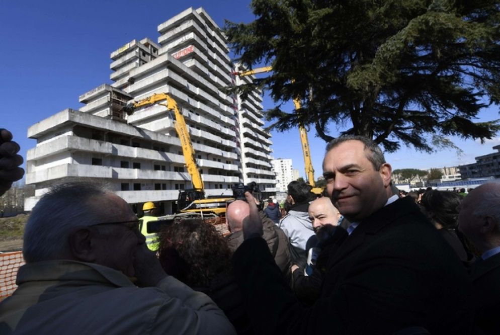 Un altro momento della demolizione. In primo piano, il sindaco Luigi de Magistris - Ansa